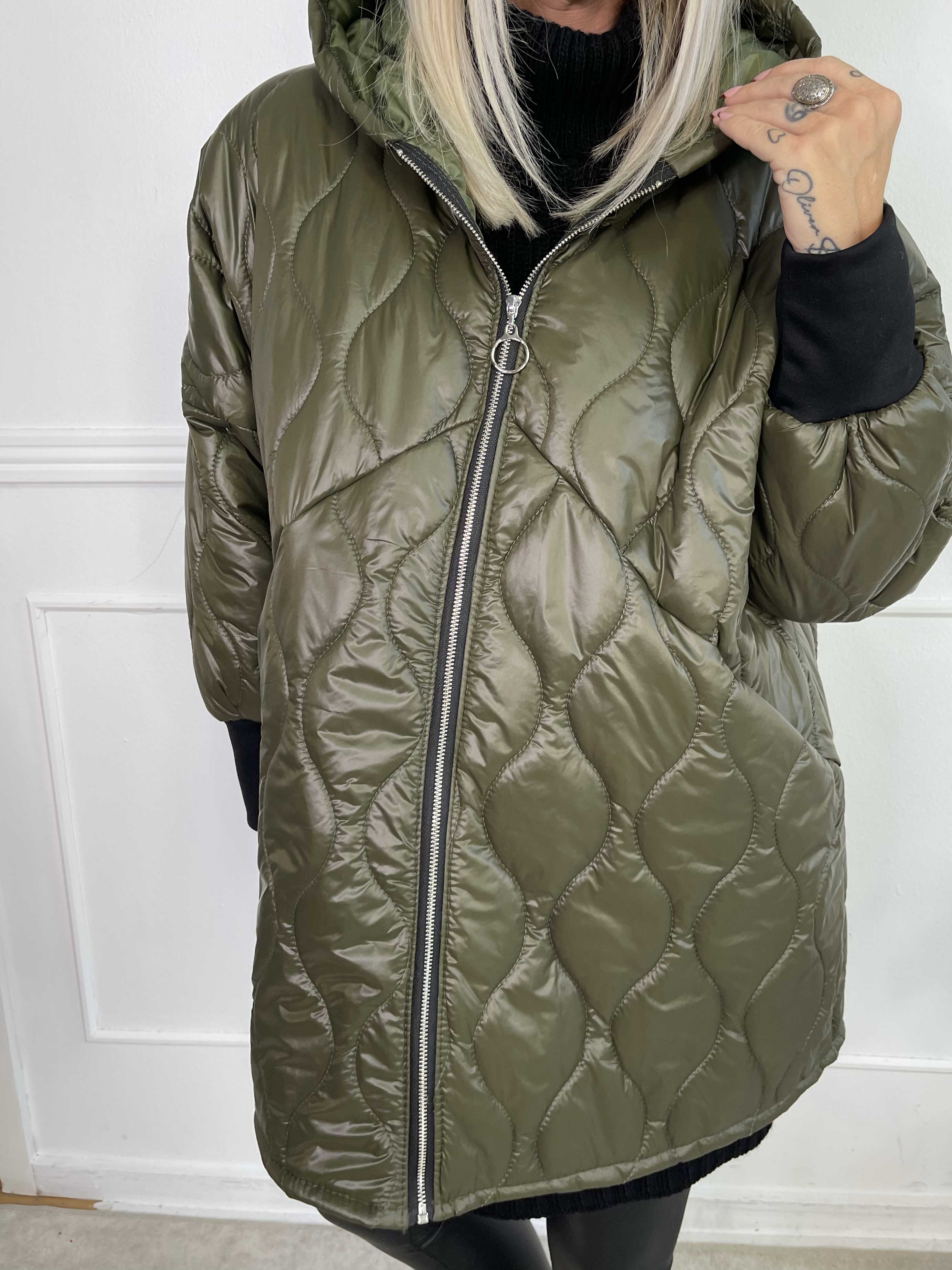 Augusta - Quiltet overgangsjakke med hætte og lynlås